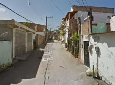 Casal é morto a tiros dentro de casa em Itapuã; suspeitos fugiram em carro branco