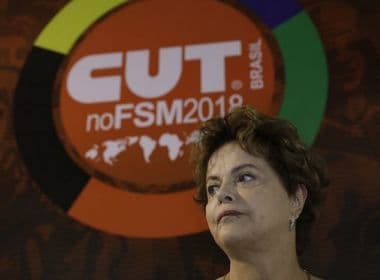 'Quem defende a tortura está defendendo crime inafiançável', diz Dilma em tenda do FSM