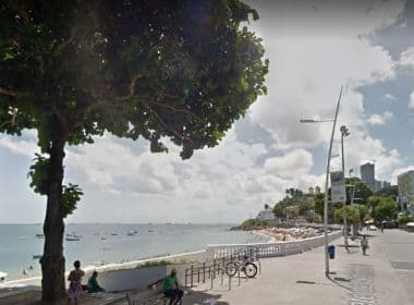 Corpo de homem é encontrado boiando na praia da Barra nesta quarta; vítima tinha 70 anos