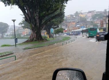 Chuvas alagam trechos de Salvador neste sábado; Defesa Civil emite alerta