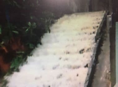 Forte chuva provoca 'cachoeira' em Alto do Cabrito em Salvador; 'o jeito é ficar em casa'