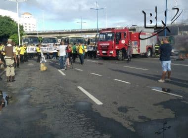 Protesto de micro-ônibus: Após queima de pneus, Bombeiros são acionados e apagam fogo