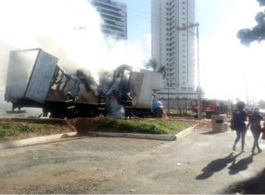 Caminhão Baú pega fogo em Pituaçú; Corpo de Bombeiros está no local