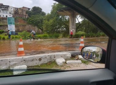 Rompimento de adutora alaga região do Dique; Transalvador interdita trânsito na área