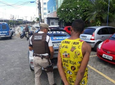 Jovem é preso após roubar pertences enquanto vítimas davam mergulho em praia da Pituba