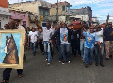 Após morte de artista plástico por PM, moradores fazem protesto em Candeias