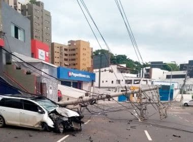 Vídeo mostra momento em que carro atinge poste no Rio Vermelho