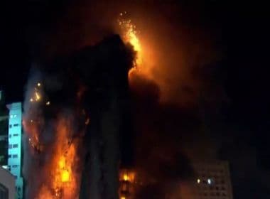 Prédio desaba após ser atingido por incêndio em São Paulo e deixa uma pessoa morta