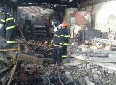 Apesar de fogo retomar fábrica de velas, Bombeiros dizem que não há risco de expansão
