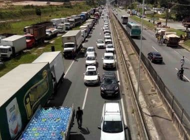 Manifestação de caminhoneiros bloqueia trecho da BR 324 em Salvador