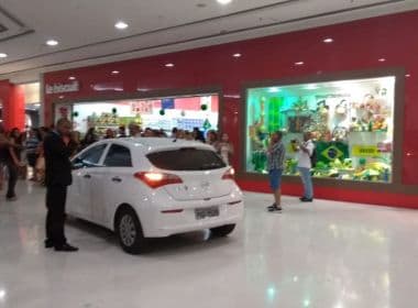 Mulher invade segundo piso do Shopping Bela Vista com carro