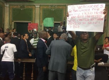 Servidores invadem a Câmara contra votação do PLC e sessão é suspensa