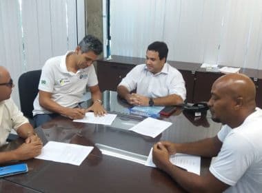 Prefeitura firma acordo de reajuste salarial com servidores da Transalvador