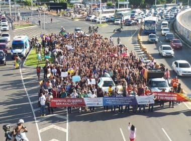 Servidores fazem protesto contra a prefeitura; caminhada vai até Rodoviária