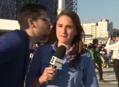Repórter sofre assédio quando entrava ao vivo em cobertura da Copa; veja vídeo