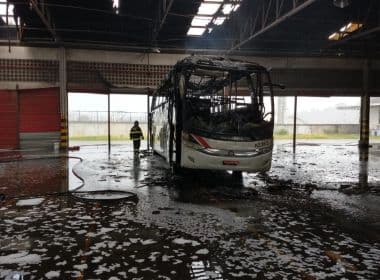 Ônibus pega fogo dentro de galpão em Pirajá