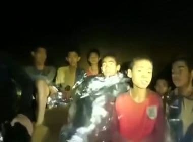 Meninos presos em caverna na Tailândia enviam cartas para os pais: ‘Estamos bem’