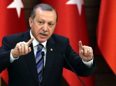 Turquia demite mais de 18 mil pessoas antes de suspender estado de emergência