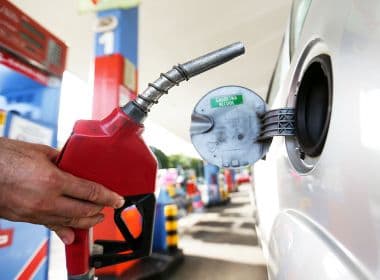 Preço da gasolina é reduzido em 1,75% nas refinarias e chega a R$ 1,997