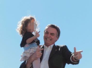 Bolsonaro ensina criança a fazer arma com a mão e deputado diz que gesto é cristão