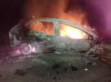 Vídeo mostra carro pegando fogo após colisão na BR-101; passageiros morreram carbonizados