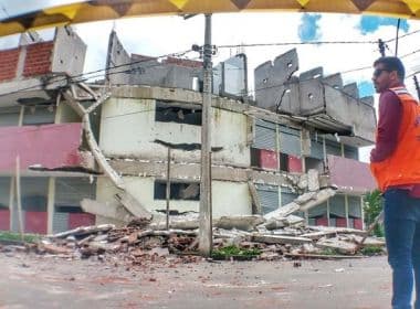 Bombeiros resgatam duas vítimas de desabamento de shopping em Itabuna