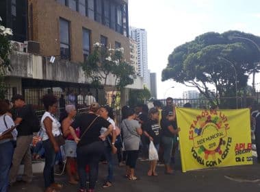 Professores municipais mantêm greve em Salvador e bloqueiam entrada da Smed