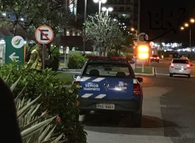 Carro da Semob estaciona embaixo da placa de proibição em ‘recuo’ perto de shopping