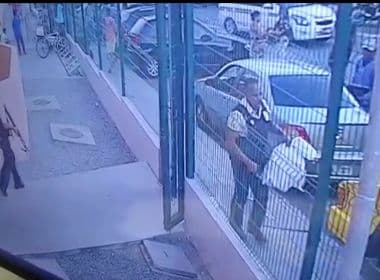 Vídeo mostra momento em que assaltantes atiram em seguranças e roubam carro forte