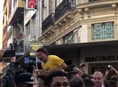Bolsonaro é esfaqueado durante ato de campanha em Minas Gerais; veja vídeo