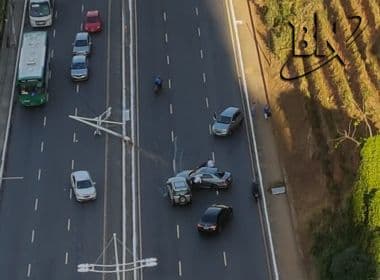 Carro derruba poste em acidente na Avenida Garibaldi e interdita região