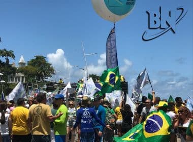 'Nossa bandeira jamais será vermelha’: Ato pró-Bolsonaro reúne grupo na Barra