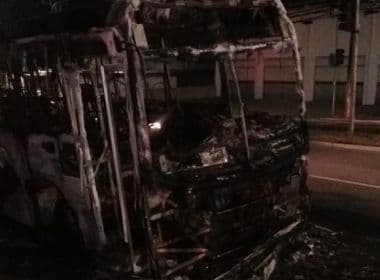 Ônibus pega fogo na Avenida Dorival Caymmi devido à pane elétrica