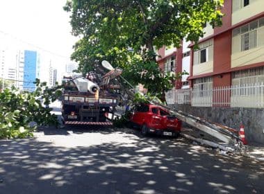 Caminhão derruba poste na Pituba e parte do bairro fica sem energia