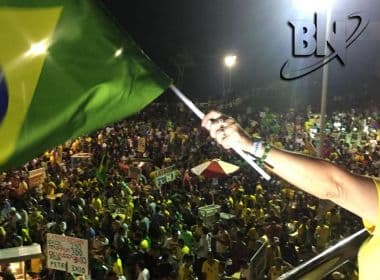 Eleitores comemoram eleição de Jair Bolsonaro no Farol da Barra