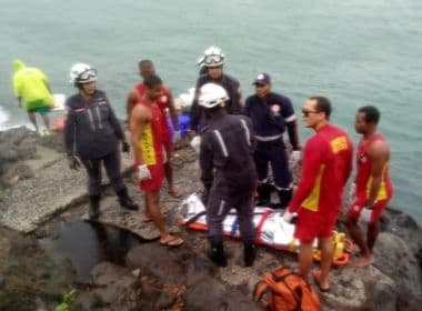 Homem é resgatado após cair nas pedras do Porto da Barra