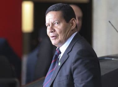 Bolsonaro avalia dar parte das atribuições da Casa Civil a General Mourão