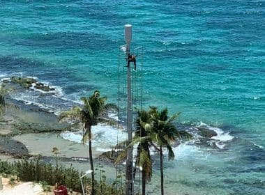Tim retira torre clandestina após determinação da prefeitura de Salvador 