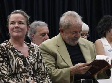 Obra sobre mercado do petróleo é livro de cabeceira de Lula na cadeia, diz coluna