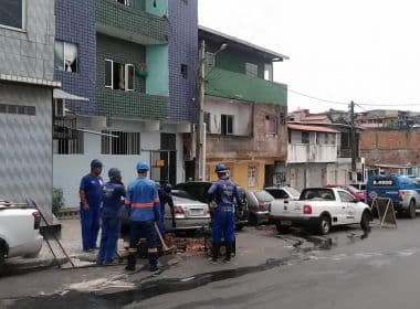 Operação da Embasa com a Polícia flagra ‘gatos’ de água em rua de Mussurunga
