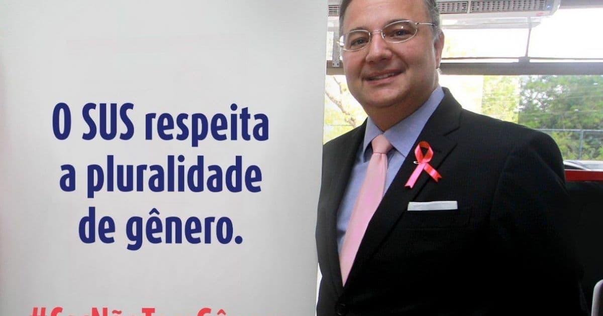 Vilas-Boas posta foto com gravata rosa e #CorNãoTemGênero em resposta a Damares