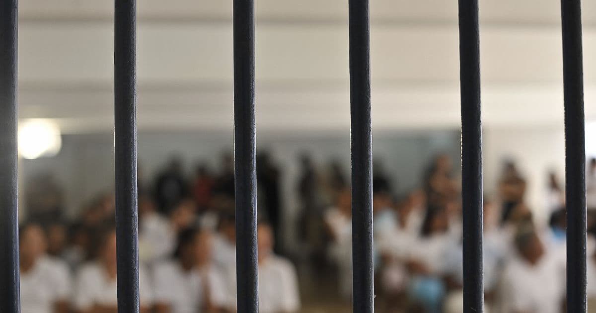 Governo Bolsonaro avalia indulto humanitário a presos, excluindo condenados por corrupção