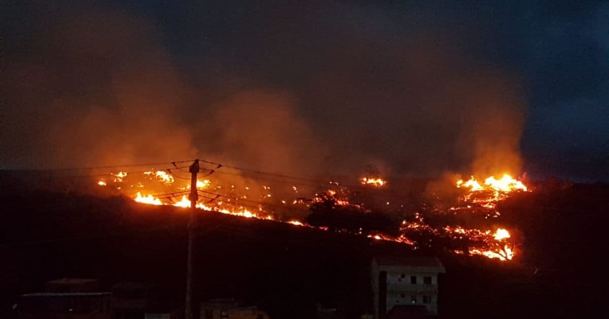 Incêndio atinge vegetação na região do Imbuí