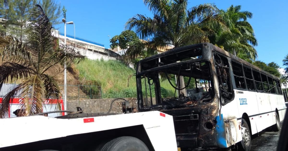 Bombeiros são acionados para apagar incêndio em ônibus na região do Vale de Nazaré