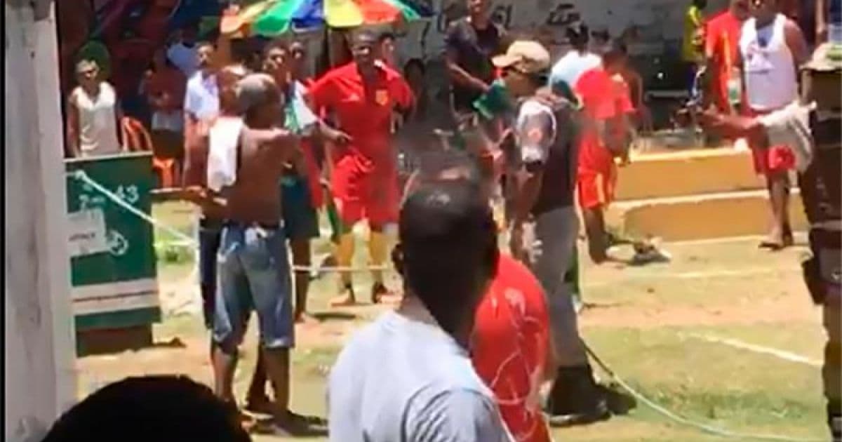 Tumulto com PMs durante partida de futebol deixa um morto e um ferido em Lauro; assista