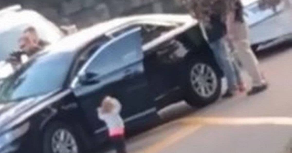 Menina de 2 anos imita pais e 'se entrega' à polícia com braços erguidos; veja vídeo