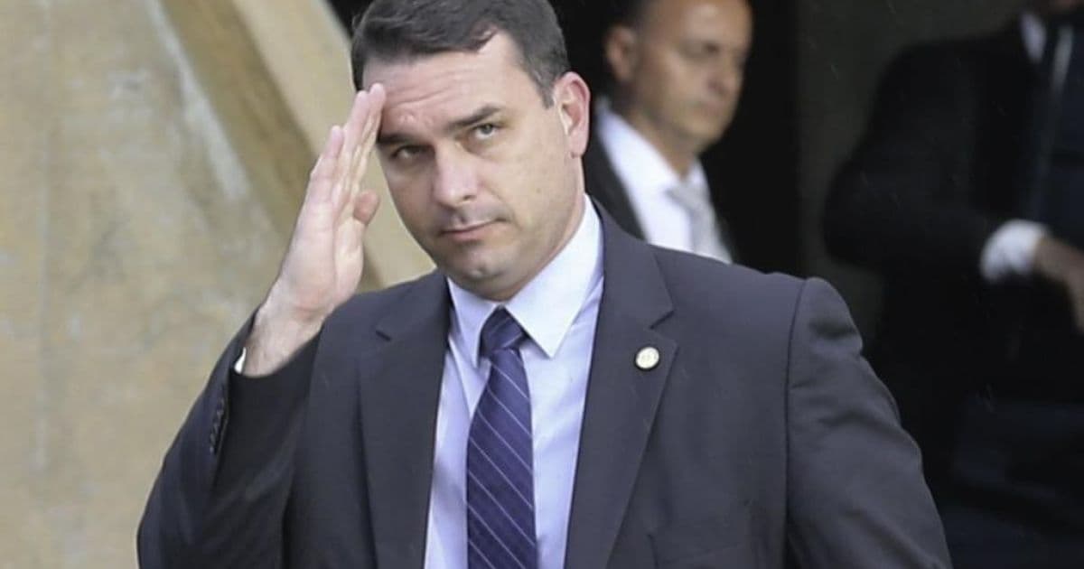 Flávio Bolsonaro diz que mãe de procurado foi contratada por Queiroz