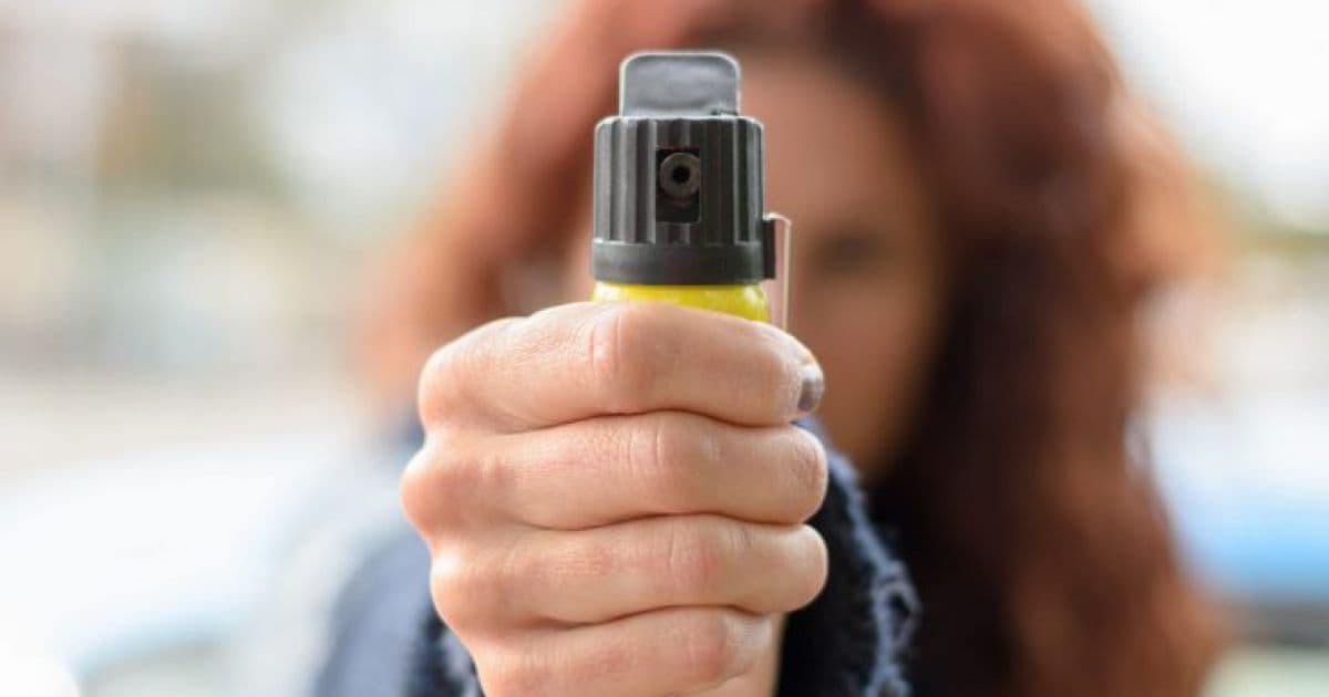 Projeto quer liberar uso de spray de pimenta e arma de choque para mulheres 