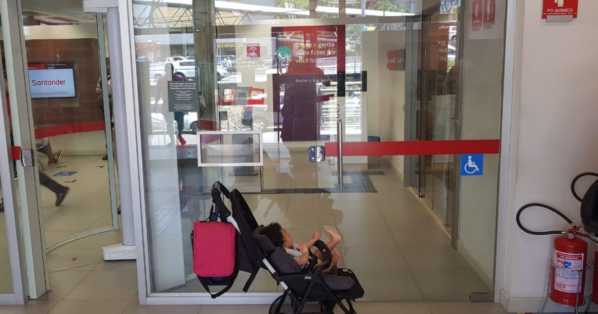 Mulher é impedida de entrar em agência Santander com carrinho de bebê em Salvador