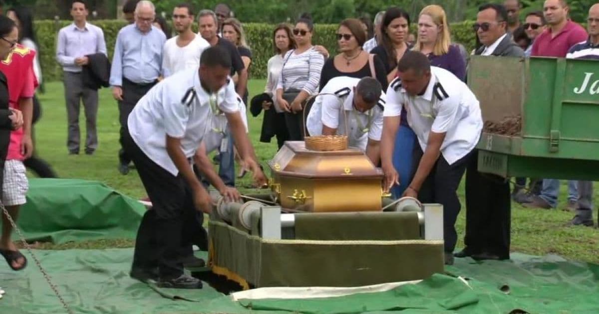 Corpo de jovem morto após ‘gravata’ de segurança em supermercado é enterrado no RJ